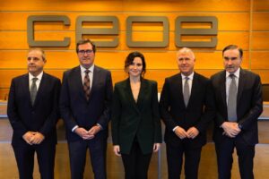 Isabel Díaz Ayuso en el foro de CEOE en Melilla con otros representantes