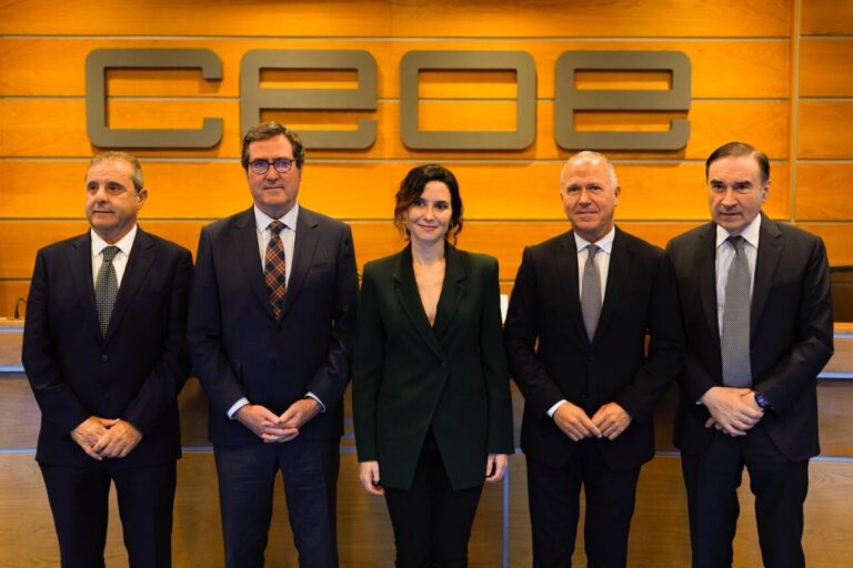 Isabel Díaz Ayuso en el foro de CEOE en Melilla con otros representantes