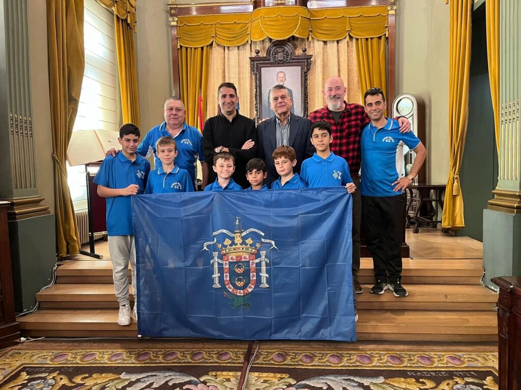Grupo de jóvenes ajedrecistas con representantes de federaciones en Albacete