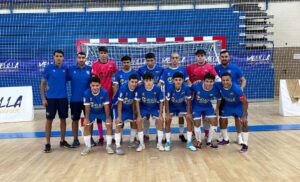 Equipo de fútbol sala melillense posando en la cancha