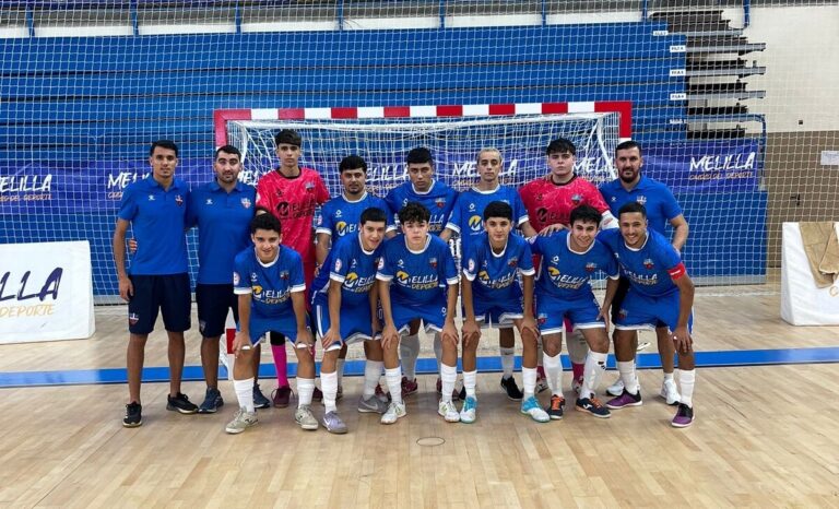 Equipo de fútbol sala melillense posando en la cancha