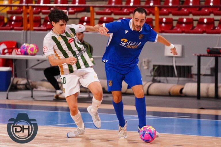 Jugadores de fútbol sala en acción durante un partido