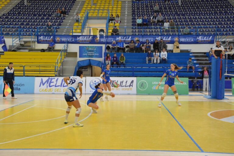Jugadoras del Club Voleibol Melilla en acción durante un partido