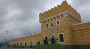 Edificio de La Purísima en Melilla, con arquitectura amarilla y torre.