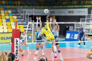 Jugadora del Club Voleibol Melilla atacando en un partido contra Emalsa Gran Canaria.