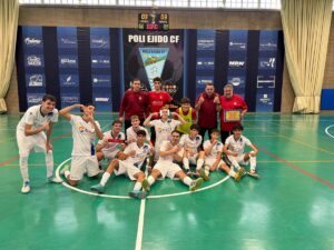 Jugadores del Peña Real Madrid celebrando un empate en un partido de futsal