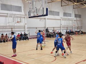 Jugadores de baloncesto en un partido entre Enrique Soler y El Pinar