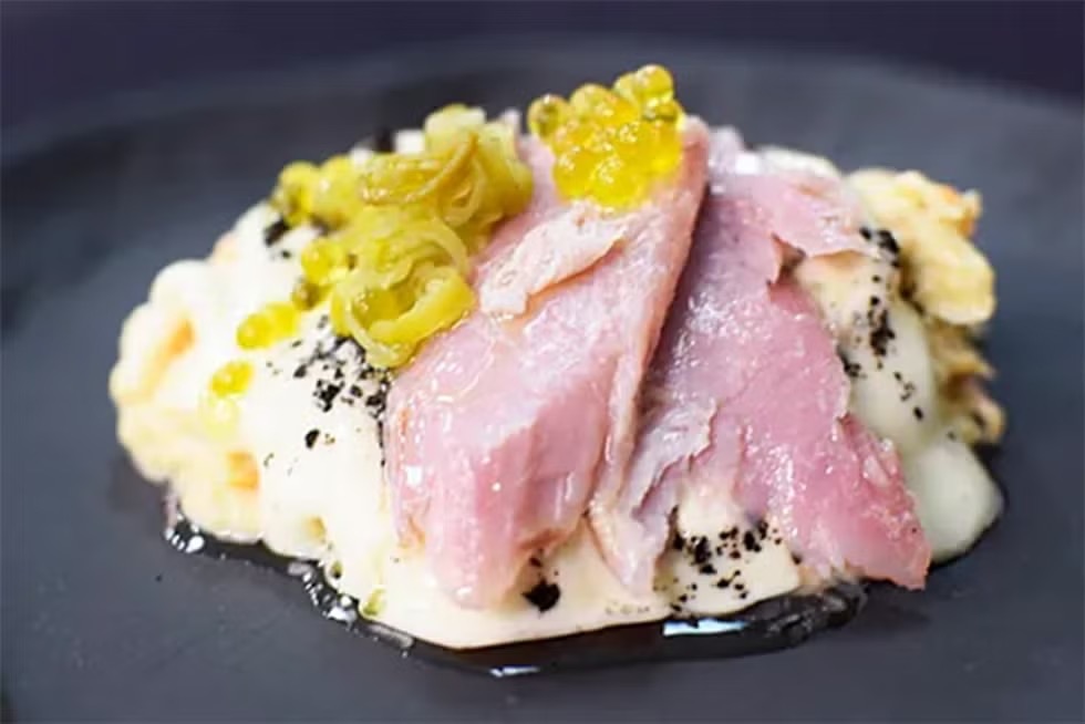 Plato de ensaladilla rusa con ingredientes frescos y presentación elegante