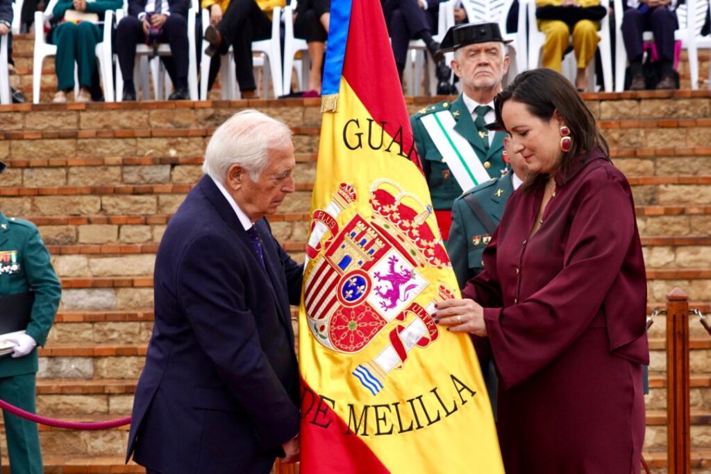Entrega de la bandera nacional a la Guardia Civil en Melilla