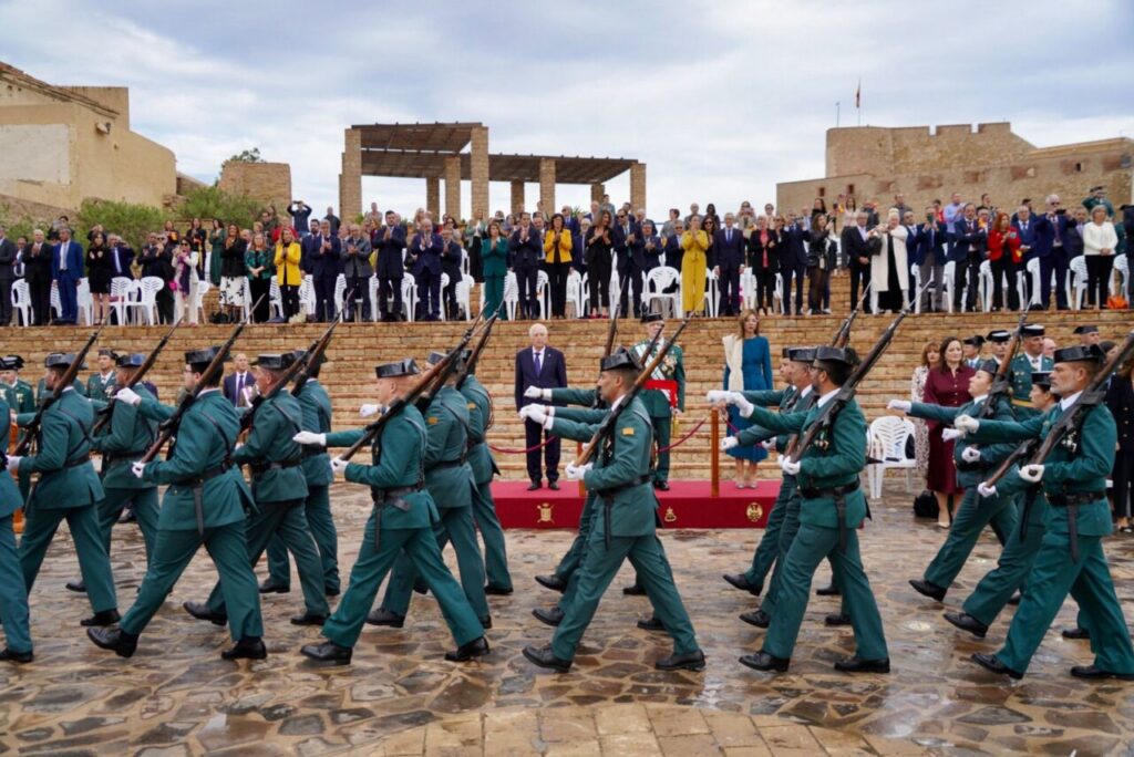 Acto solemne de entrega de la enseña nacional a la Guardia Civil en Melilla.