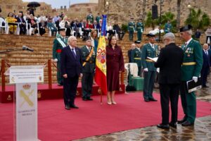 Acto de entrega de la enseña nacional a la Guardia Civil en Melilla