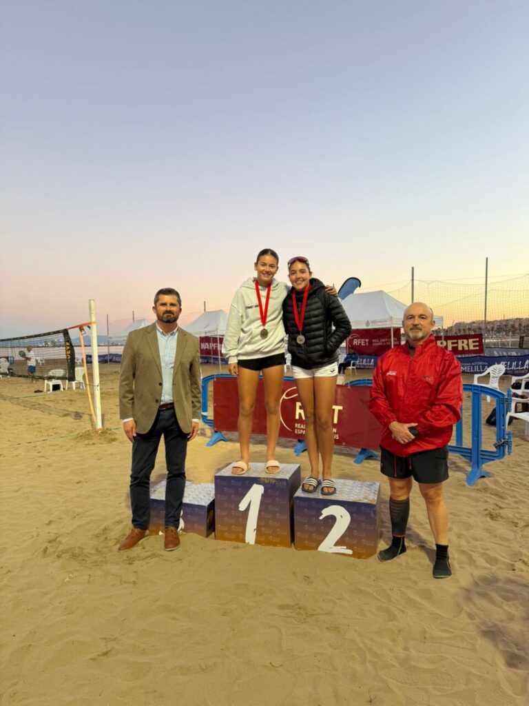 María Martínez y Nicolás Volpe en la entrega de trofeos del torneo de tenis playa