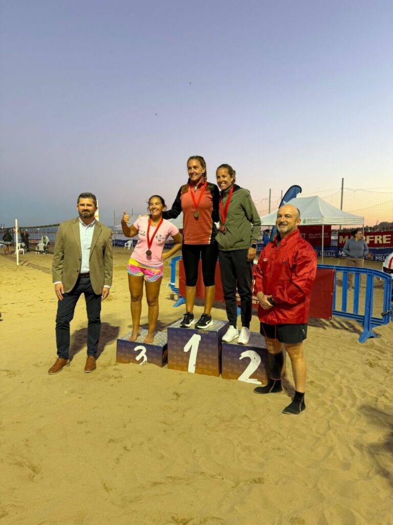 Entrega de trofeos en el II Master Nacional de Tenis Playa en Melilla