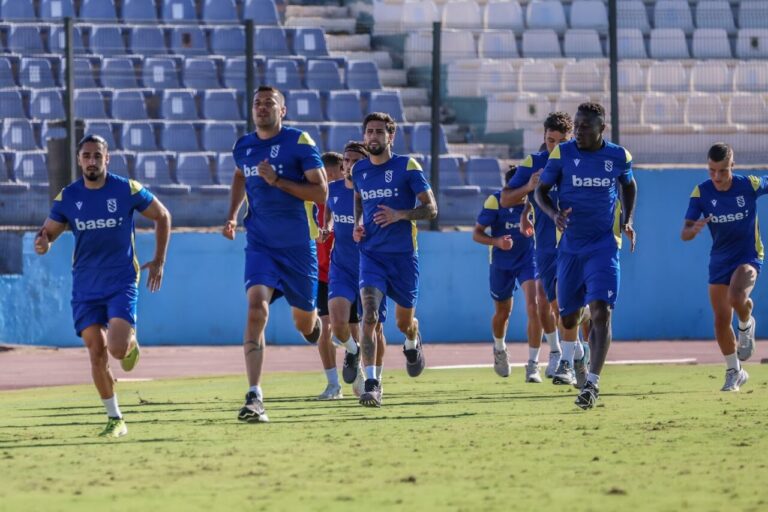 Jugadores de la U.D. Melilla entrenando en el campo