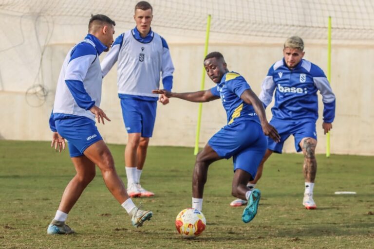 Jugadores de la U.D. Melilla entrenando en el campo.