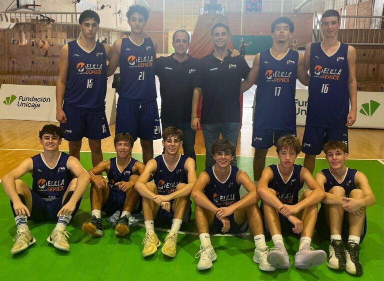 Jugadores de baloncesto del equipo Melilla en una cancha