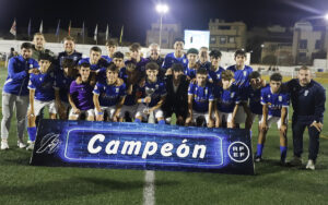 Equipo juvenil de fútbol celebrando su victoria con un trofeo