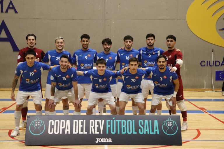 Equipo de fútbol sala posando con uniforme azul en la Copa del Rey.