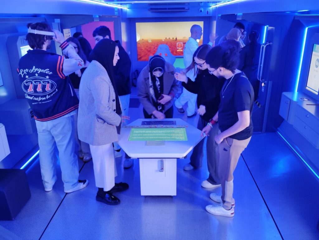 Estudiantes participando en un escape room de educación financiera en Melilla