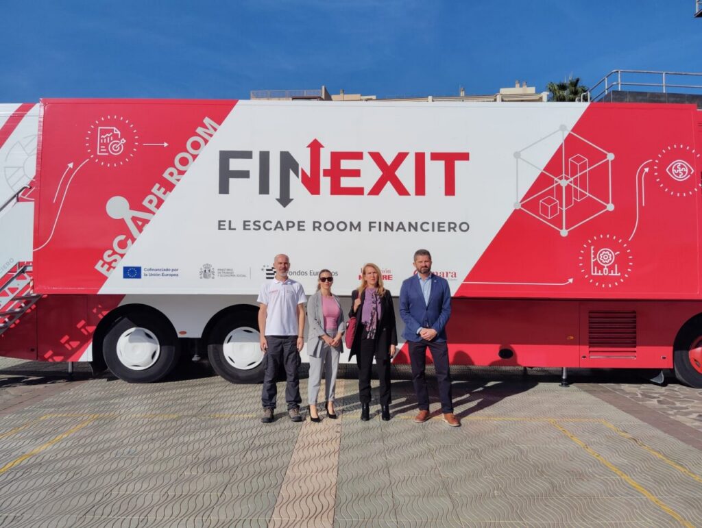 Estudiantes participan en un escape room de educación financiera en Melilla.