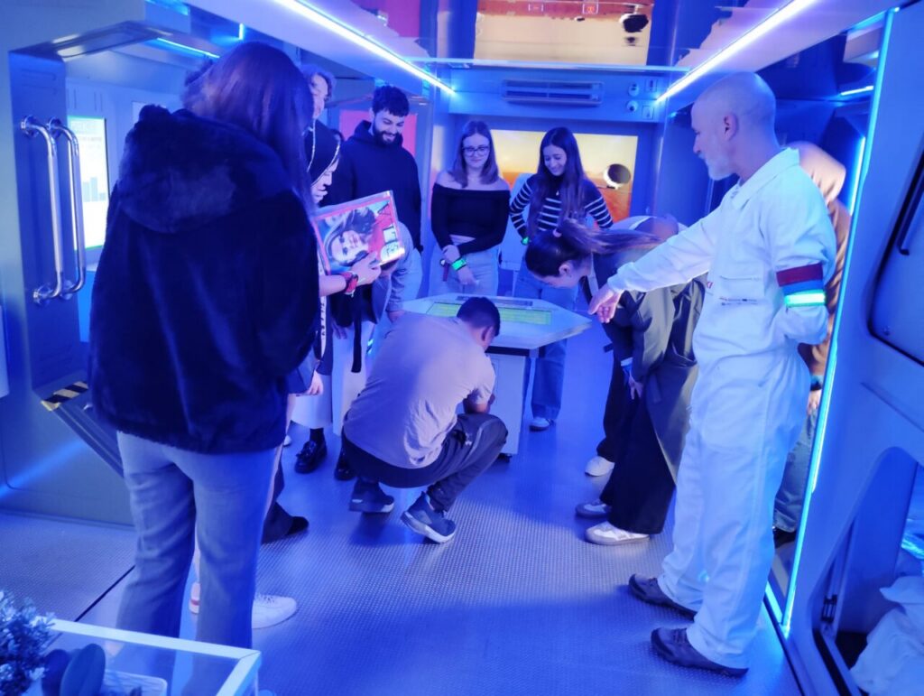 Estudiantes participan en un escape room de educación financiera en Melilla.