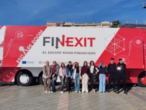 Estudiantes participan en un escape room sobre educación financiera en Melilla.