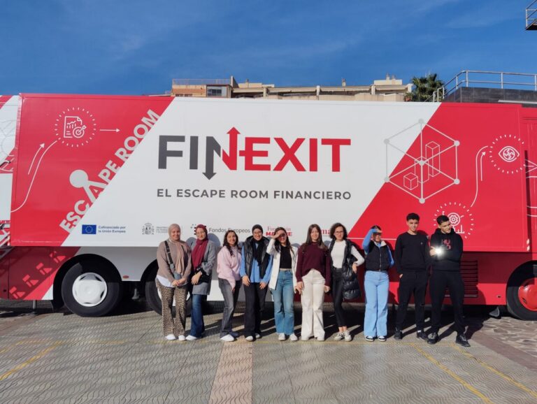 Estudiantes participan en un escape room sobre educación financiera en Melilla.