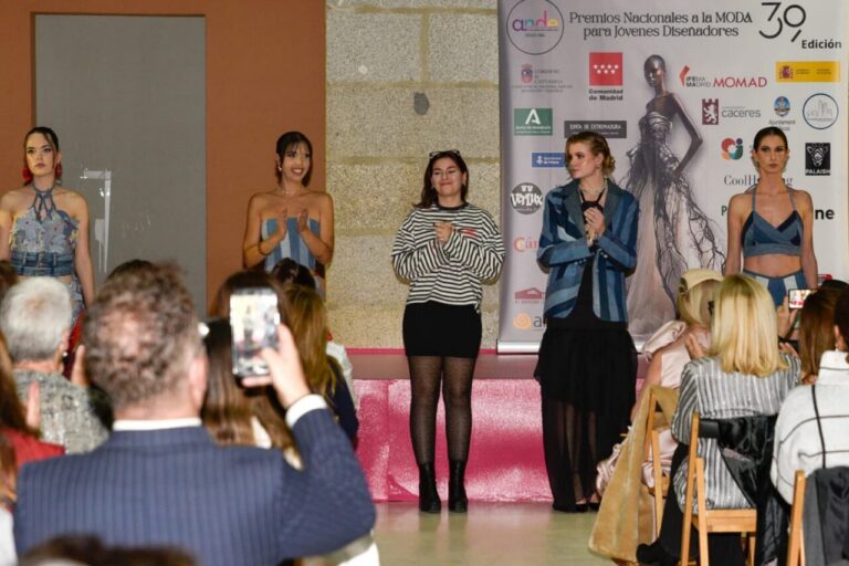 Alumnas de la Escuela de Arte Miguel Marmolejo en un evento de moda