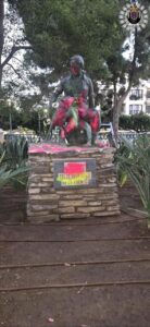 Estatua de Félix Rodríguez de la Fuente con pintadas en el Parque Hernández