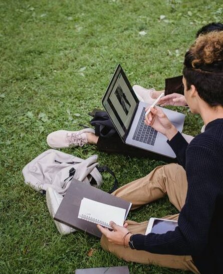 Estudiantes trabajando en un proyecto académico al aire libre