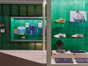 Exposición de Nike con ropa y calzado en un entorno moderno