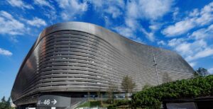 Fachada moderna del Estadio Santiago Bernabéu en Madrid