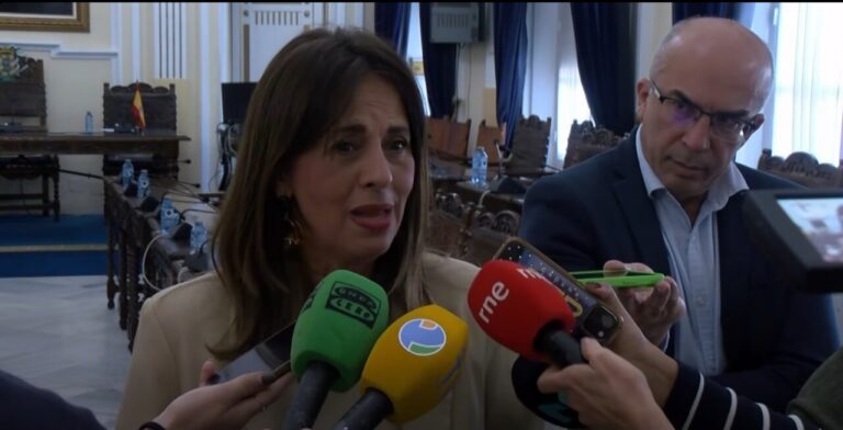 Fadela Mohatar hablando con periodistas en el Gobierno de Melilla