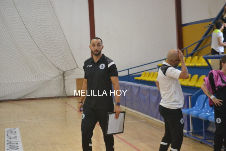 Faisal Salmi, entrenador del Club Balonmano T-Maravilla Melilla en el pabellón