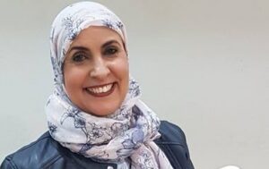 Fatima M. Kaddur, diputada de CPM, sonriente con pañuelo en la cabeza