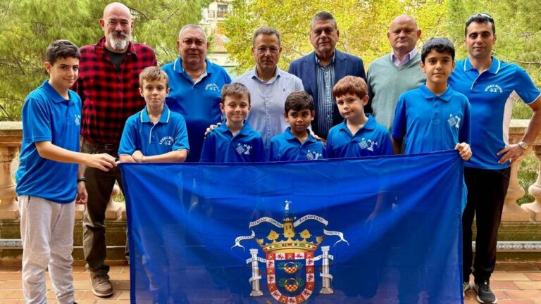 Grupo de jugadores de ajedrez con el alcalde de Albacete