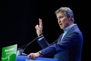 Alberto Núñez Feijóo hablando en un congreso del PP en Sevilla