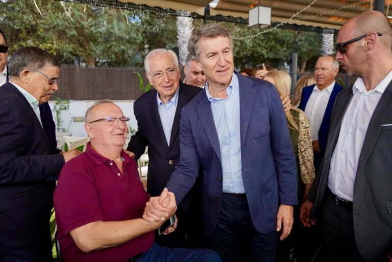 Alberto Núñez Feijóo en un evento en Melilla con simpatizantes