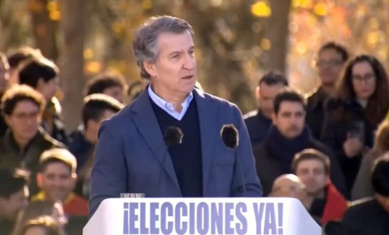 Alberto Núñez Feijóo hablando en un mitin político con una multitud detrás.