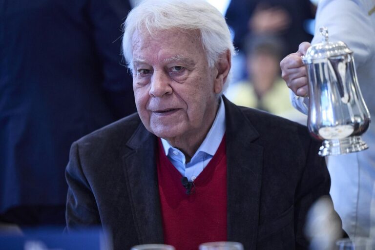 Felipe González hablando sobre la paz civil en un evento