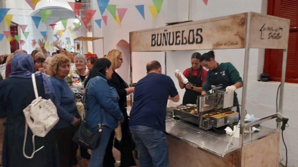 Celebración del 47º cumpleaños de Aulas Culturales para Mayores con buñuelos y juegos.