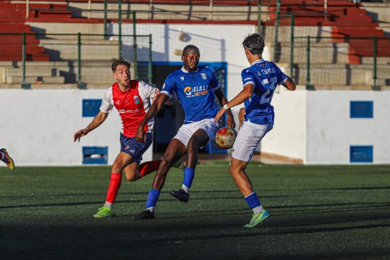 Jugadores de la U.D. Melilla B durante un partido de fútbol.