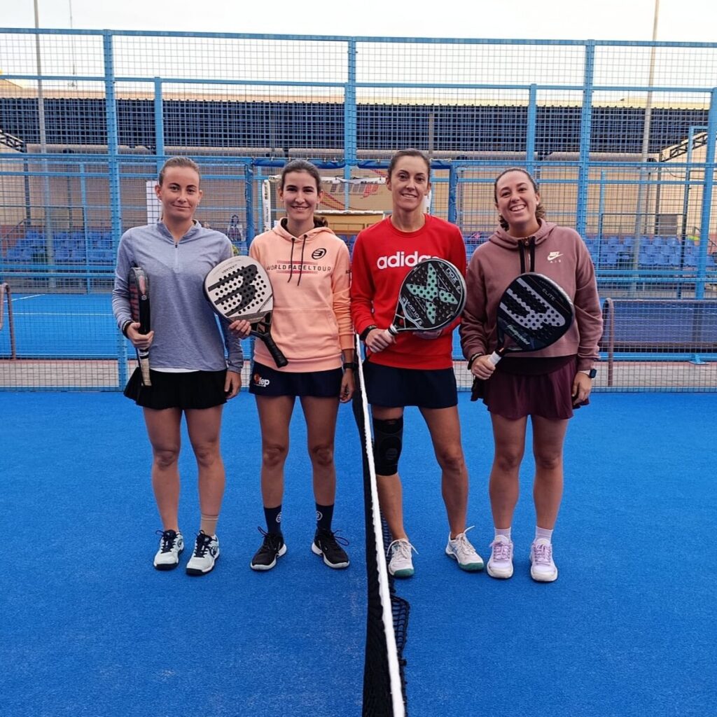Cuatro jugadoras de pádel posando en la cancha
