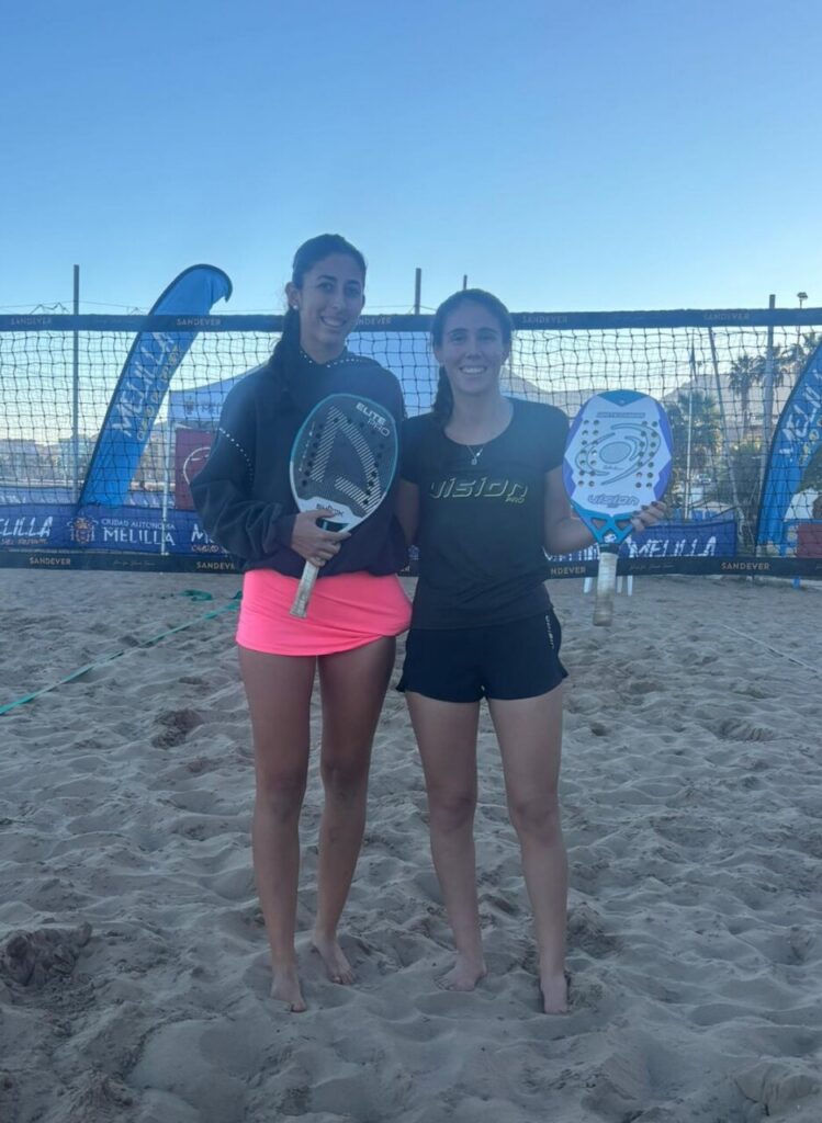 María Martínez y Natalia Gómez posando tras la final de tenis playa