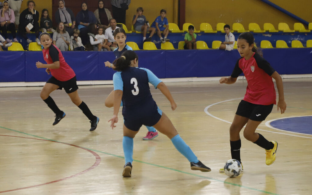 Jugadoras de fútbol sala compitiendo en la final de la Copa Federación Alevín Femenina