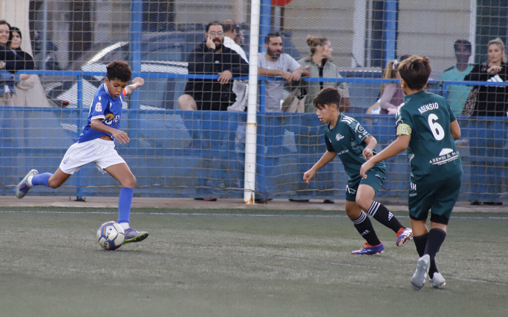 Niños jugando fútbol en la final de la Copa Federación Alevín en Melilla