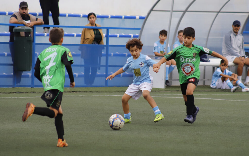 Niños jugando al fútbol en la final de la Copa Federación Benjamín.