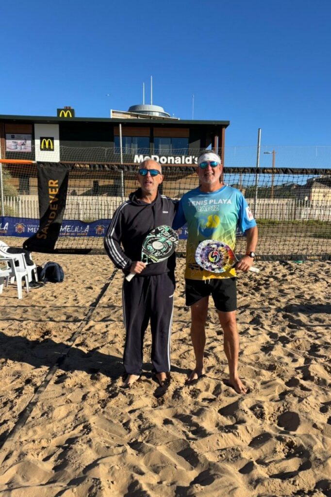 Jugadores de tenis playa posando en la playa de San Lorenzo