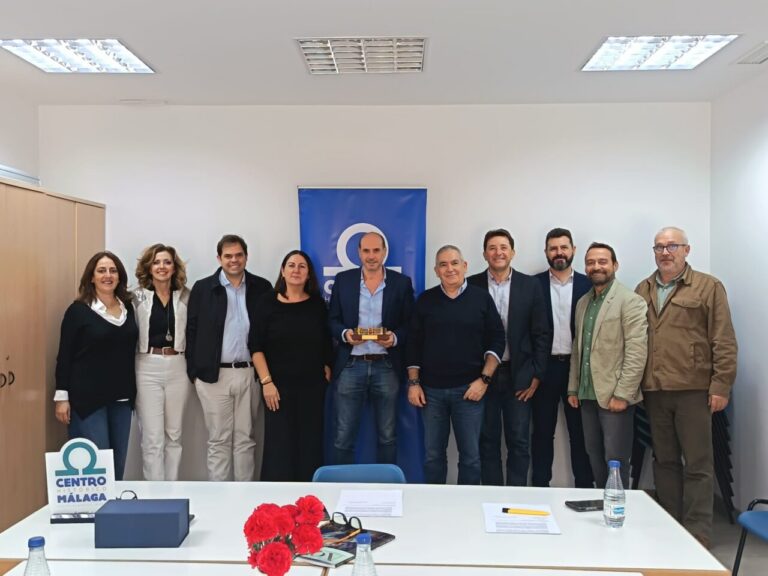 Grupo de personas firmando un convenio entre Melilla y Málaga