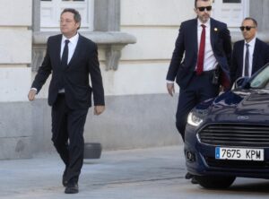 Fiscal general del Estado llegando al tribunal para juicio histórico.